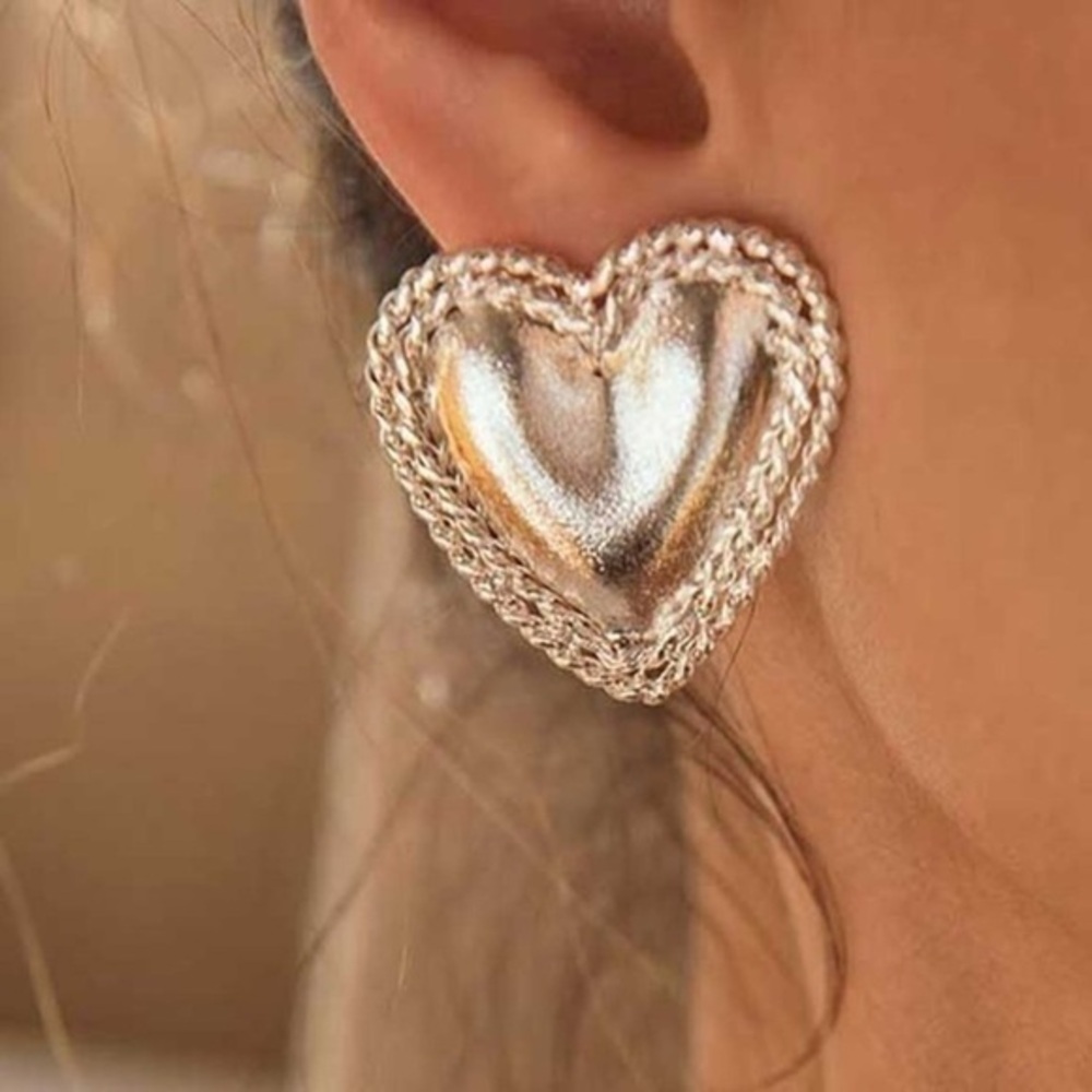 3/$30 🤍 Heart Stud Earrings